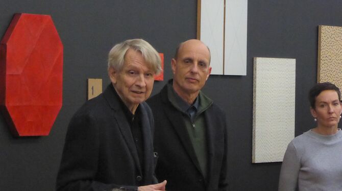 Manfred Wandel (links), Leiter der Stiftung für konkrete Kunst, und der Künstler Christian Wulffen bei der Vernissage von Wulffe