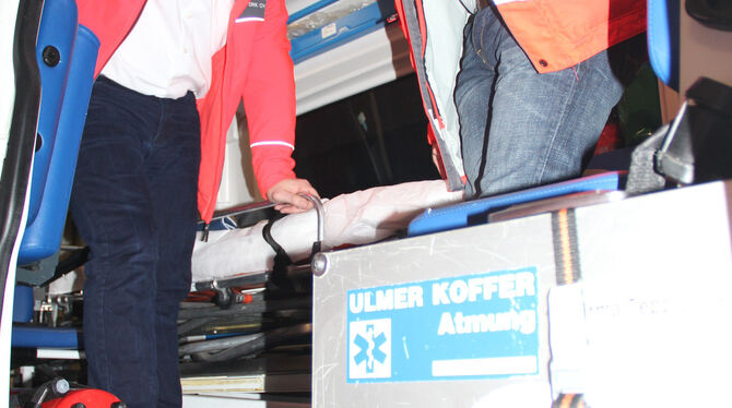 Der Vereinsvorsitzende Timo Herrmann (links) und Bereitschaftsleiter Manuel Störk im Krankentransportwagen des St. Johanner DRK-