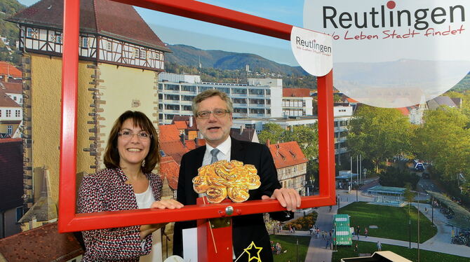 Tanja Ulmer und Alexander Kreher am Reutlinger Stand auf der CMT in Stuttgart. FOTO: NIETHAMMER