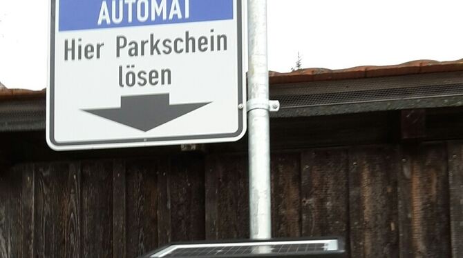 Hier Parkschein lösen: Das gilt inzwischen auch für die Parkplätze des Gestüts in St. Johann. FOTO: DEWALD