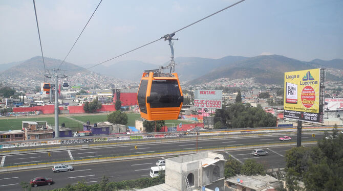 Schwebend durch  Mexiko-Stadt: Auf einer Strecke von fünf Kilometern transportiert die »Mexicable« Stadtbewohner, die an sieben