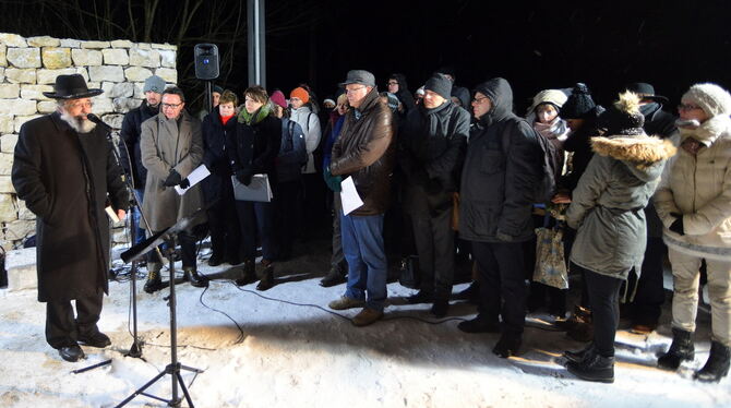 Gedenkfeier im Schnee und bei eisigem Wind am Vortrag des Beginns der Morde in Grafeneck vor 78 Jahren mit dem Landesrabbiner Wü