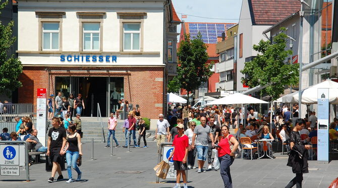 Trubel in der Fußgängerzone der Reutlinger Straße nahe am Lindenplatz. Die Stadt zählt nicht nur immer mehr Besucher, sondern au