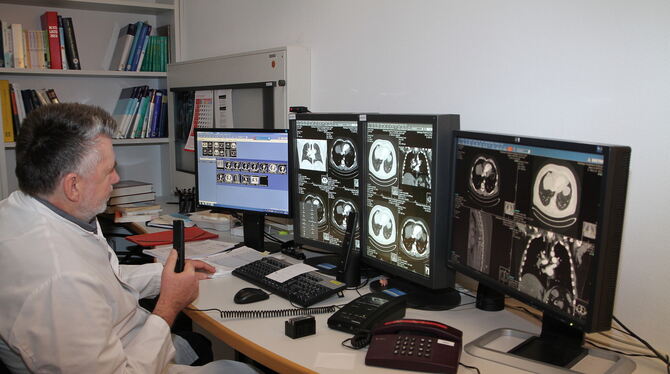 Der Radiologe bei der täglichen Arbeit: Professor Martin Lenz wertet die einzelnen Befunde aus.  FOTOS: KOZJEK
