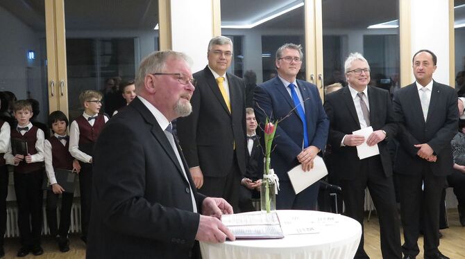 Capella-Vorsitzender Steffen Tröster (links) mit Grußrednern beim Jubiläumsempfang im Augustin-Bea-Haus. FOTOS: STRÖHLE