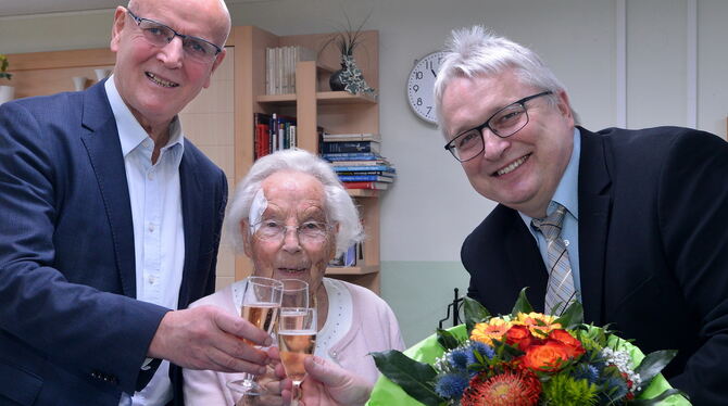 Erika Kraft feierte 101. Geburtstag im Seniorenzentrum am Markwasen: Lothar Bauer (links) und Robert Hahn waren unten den Gratu Erika Kraft feierte 101. Geburtstag im Seniorenzentrum am Markwasen: Lothar Bauer (links) und Robert Hahn waren unten den Gratu