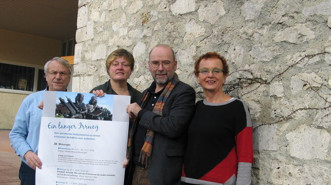 Georg Kazmaier, Barbara Wurz, Frieder Leube und Margarete Müth, von links, mit dem Ausstellungsplakat für Münsingen. FOTO: OELKU