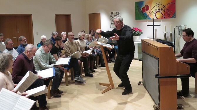 Feilen an Klang und Ausdruck: Kantor Martin Neu mit Chorsängern bei einer Probe im Gemeindesaal der Reutlinger Auferstehungskirc