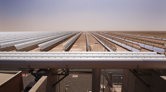 Bei Quarzazate (Marokko) entsteht das weltgrößte Solarkraftwerk. Es wird 4 200 Fußballfelder groß sein und 1,3 Millionen Mensche