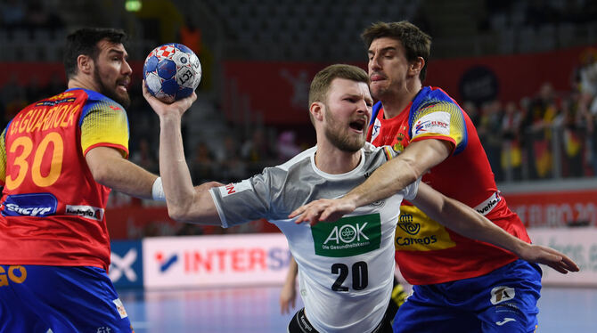 Krachendes EM-Aus für deutsche Handballer gegen Spanien. Hier wird Philipp Weber am Wurf gehindert. FOTO: DPA