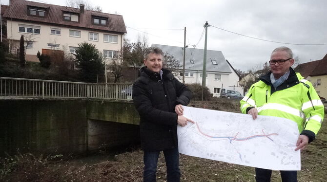 Bernd Eger (links) und Andreas Witzemann erläutern die Sanierungsmaßnahmen. Im Hintergrund links fließt der Erlenbach. FOTO: DÖR
