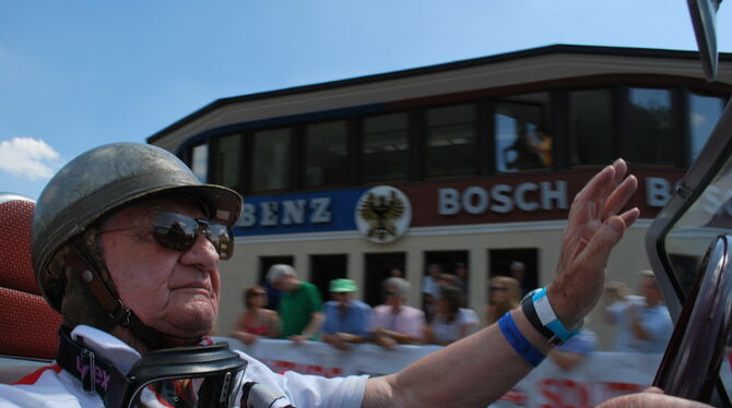Auch mit knapp 90 Jahren hat Hans Herrmann noch Benzin im Blut.  FOTO: MERCEDES-BENZ