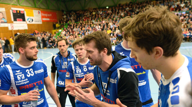 Pfullingens Trainer Till Fernow (Mitte) feuert seine Spieler an: Links steht Lukas Rist.(Nummer 33) FOTO: PIETH
