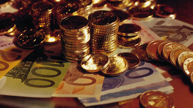 Mit Münzen allein ist es nicht getan: Dettingen braucht hohe Einnahmen.  FOTO: FOTOLIA