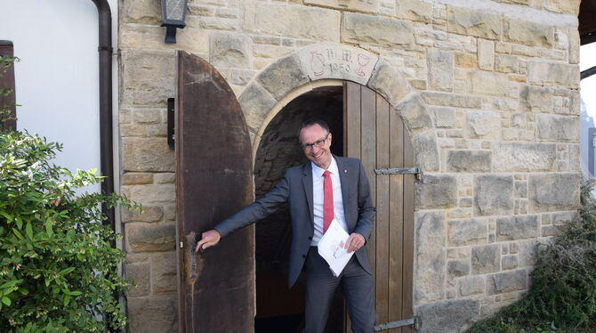 Die Zukunft des Schlosskellers ist für Bürgermeister Bernd Haug und den Gemeinderat nun wieder offen.  FOTO: KREIBICH