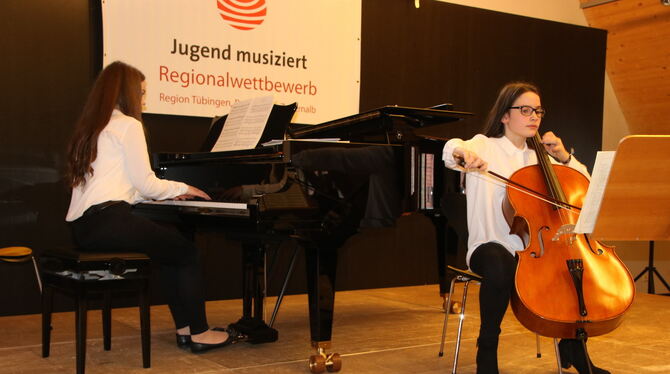 Jugend musiziert in Bad Urach: Friederike Rosa Beuchel (Violoncello) und Nicole Martin (Klavier). FOTO: OECHSNER