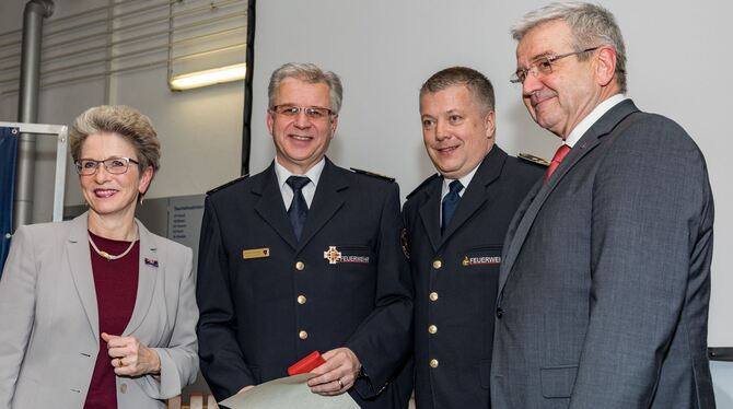 Feuerwehrkommandant Harald Herrmann (zweiter von links) erhielt die höchste Auszeichnung, die es für seinen Berufsstand gibt. OB