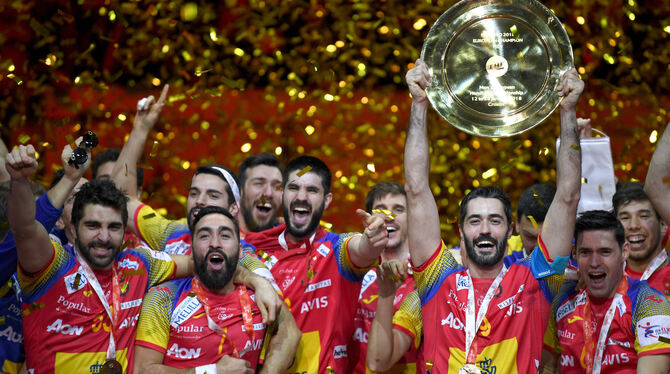 »Wir sind die Könige Europas«. Freude pur bei Spaniens Raul Entrerrios (mit Pokal) und seinen Teamkollegen. FOTO: DPA