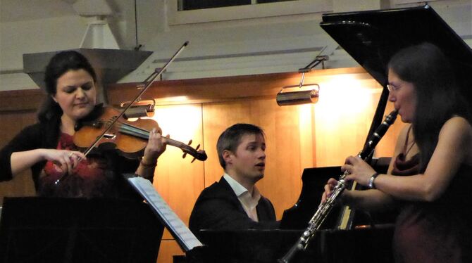Das Wupper-Trio bei seinem Auftritt im Sitzungssaal der Gemeinde.  FOTO: BERNKLAU