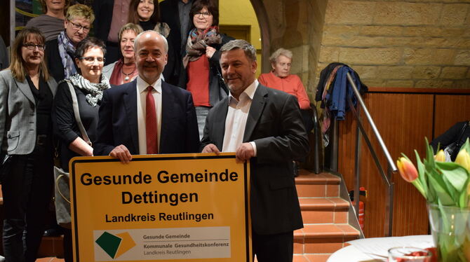 Gesunde Gemeinde: Landrat Thomas Reumann überreicht ein symbolisches Ortsschild an Dettingens Bürgermeister Michael Hillert. Im
