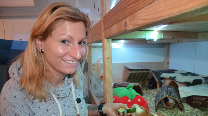 Die »Meerschweinchen-Nanny«  Jannina Püntzner weiß, was ihre  kleinen Lieblinge gerne mögen. »Mützle« lässt sich mit Gurke locke