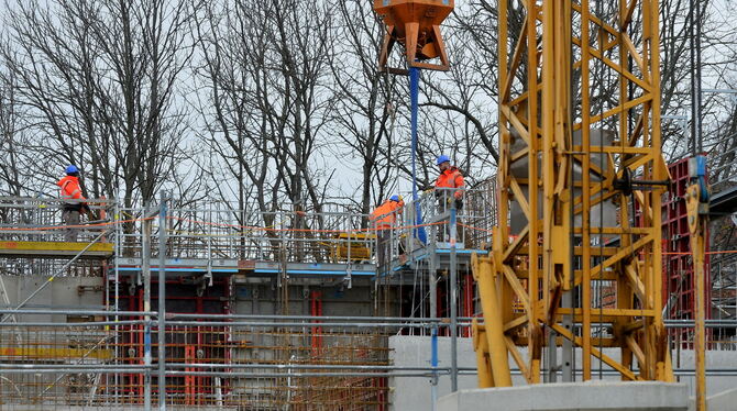Viel zu tun auf dem Bau – in Reutlingen entsteht derzeit ein neues Blockheizkraftwerk der Fair-Energie.  FOTO: NIETHAMMER