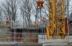 Viel zu tun auf dem Bau – in Reutlingen entsteht derzeit ein neues Blockheizkraftwerk der Fair-Energie.  FOTO: NIETHAMMER