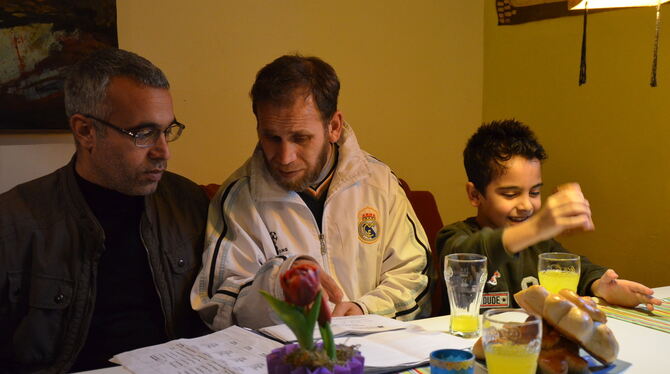 Integrationsmanager Hakim Khezami (Mitte) im Café International in Lichtenstein.  FOTO: SAUTTER