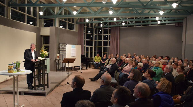 Volles Haus in der Thomaskirche: Pfarrer Hans-Martin Fetzer erläuterte der Gemeindeversammlung, welche Veränderungen auf die Kir