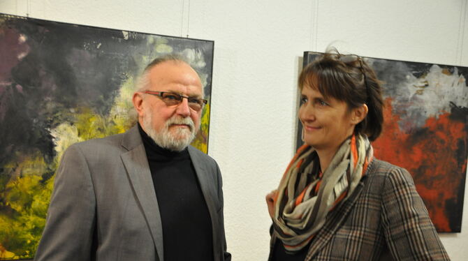 Der Pfullinger Künstler Patrice Bérard mit Kunsthistorikerin Jutta Fischer, die die Gäste der Vernissage am Donnerstagabend in