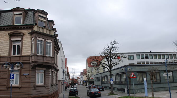 Blick in die Schönbeinstraße: Die denkmalgeschützte Villa Völter (links) und der geplante Neubau der Kreissparkasse anstelle de