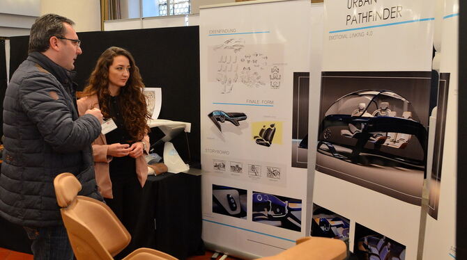 Visionen vom Auto-Innenleben der Zukunft aus dem Transportation Interior Design-Studiengang sind im Spitalhofsaal zu sehen. FOTO