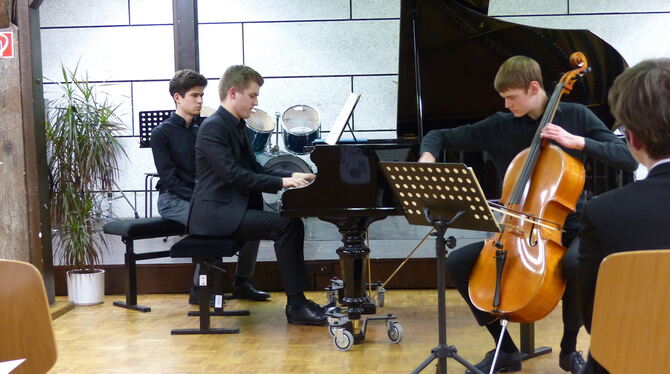 Pianist Henrik Pfeffer im Duo mit dem Cellisten Benjamin Hänisch beim Reutlinger Vorbereitungskonzert zum Regionalwettbewerb "Ju Pianist Henrik Pfeffer im Duo mit dem Cellisten Benjamin Hänisch beim Reutlinger Vorbereitungskonzert zum Regionalwettbewerb "Ju