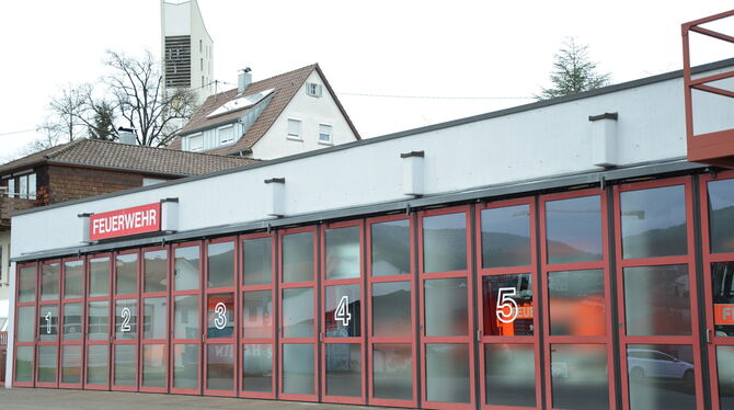 Das Eninger Feuerwehrhaus erfüllt nicht mehr die Anforderungen.  FOTO: SAUTTER