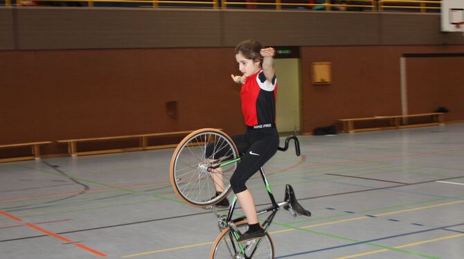 Kreismeisterschaften im Kunstradfahren in der Turnhalle auf dem Höhnisch: Liv Junger (12) aus Gomaringen siegte bei den Schüleri
