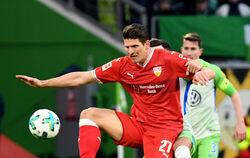 Erster Treffer für den VfB seit 3 178 Tagen: Stuttgarts Mario Gomez (links) im Duell mit Wolfsburgs Renato Steffen.  FOTO: DPA