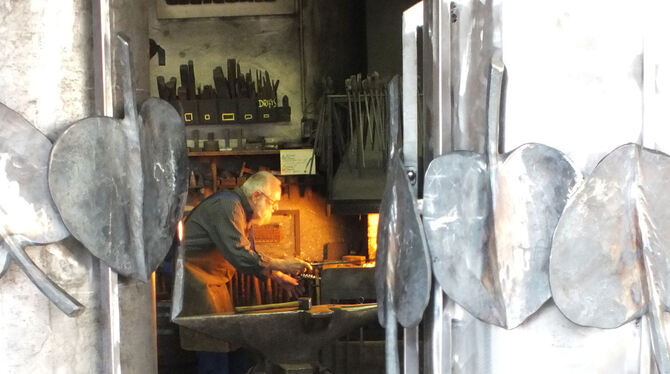 Paul Zimmermann an seinem Lieblingsplatz, in seiner Schmiedewerkstatt bei Esse und Amboss. Im Vordergrund sind die neuen Stelen