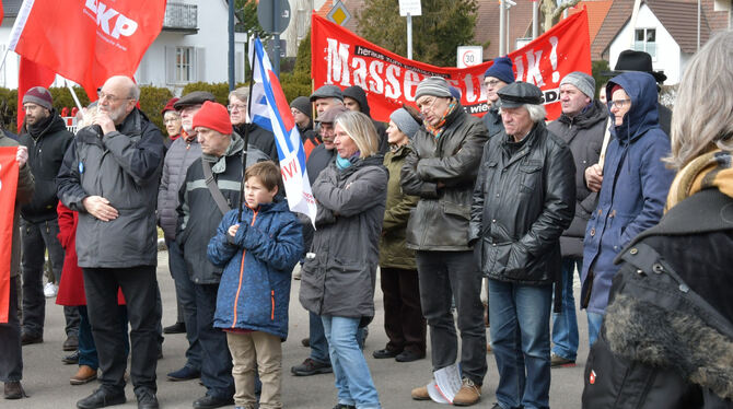 Kundgebung zu 85 Jahre Mössinger Generalstreik am Jakob-Stotz-Platz mit Andrea Ayen (Mitte) und Gerhard Bialas (mit roter Mütze)