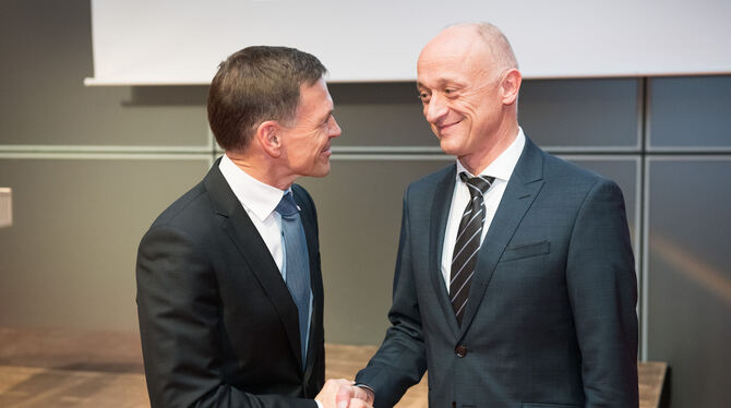 Professor Dr. Hendrik Brumme (rechts) bleibt Präsident der Hochschule Reutlingen. Ihm gratulierte bei der Wiederwahl Christoph K