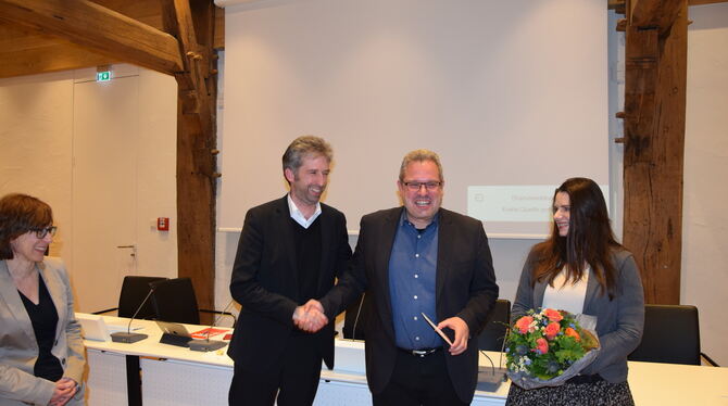 Boris Palmer (links) als erster Gratulant: Cord Soehlke bleibt weitere acht Jahre Chef im Technischen Rathaus.  FOTO: -JK