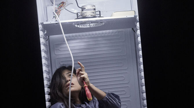 Eingepfercht: Performerin Ixchel Mendoza Hernandez in der Frischhaltezelle.  FOTO: SIGMUND