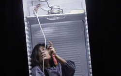 Eingepfercht: Performerin Ixchel Mendoza Hernandez in der Frischhaltezelle.  FOTO: SIGMUND