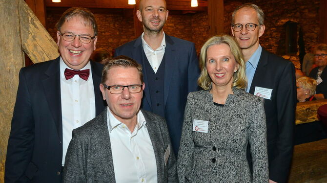 Bezirksbürgermeister Thomas Keck (links) mit dem Gewerbevereinsvorsitzenden Hans-Georg Nestel (vorne) sowie den Vorstandsmitglie