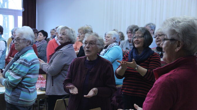 Bewegt singen: Das Nachbarschaftstreffen brachte den Frauen aus dem Kirchenbezirk Reutlingen neue Erfahrungen. FOTO: DEWALD