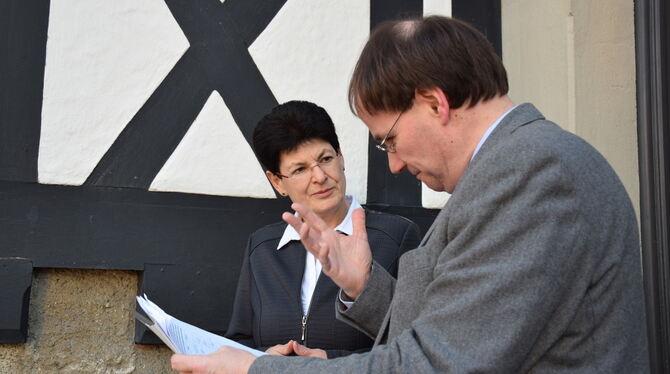 Die Albvereins-Vorsitzende Doris Sautter übergab eine Unterschriftenliste für den Erhalt des Elisenwegs an den stellvertretenden