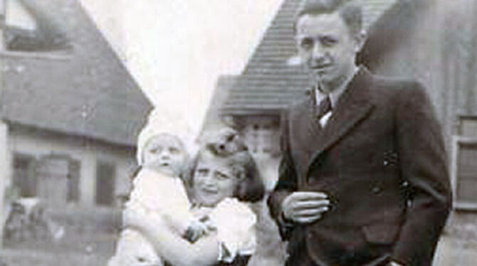 Werner Resch mit seiner kleinen Schwester im Hof der Quartiergeber in Oberstetten. Das Baby auf ihrem Arm ist der Jüngste der ev