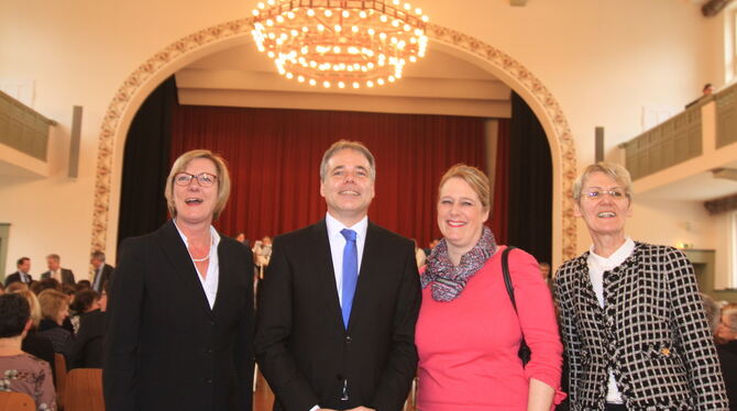 Erleuchtung garantiert: Finanzministerin Edith Sitzmann (links) setzte gestern den neuen Leiter des Uracher Finanzamts Stefan Fl