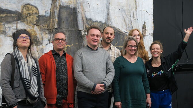 Das Team von »Through Roses« vor einem der Bilder von Antonia Bisig: (von links) Ausstatterin Sibylle Schulze, Enrico Urbanek, C