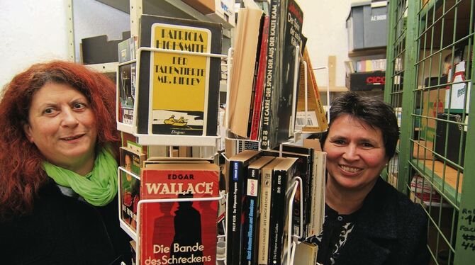 Hanna Kugele (links) und Kirsten Oechsner in Vorbereitung des außerordentlichen, weil winterlichen Bücherflohmarkts im Jugendhau