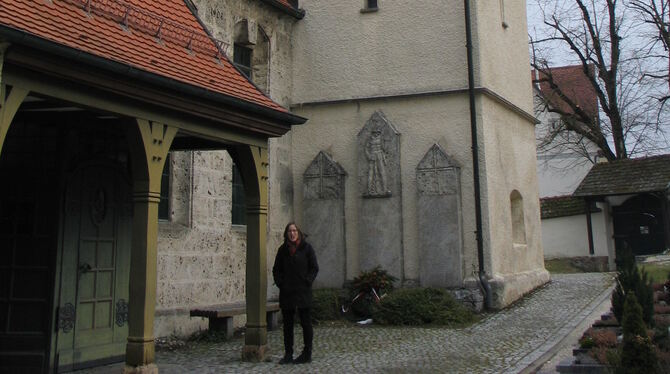 Außen ist sie noch gut in Schuss: Trailfingens Andreaskirche – hier mit Pfarrerin Maren Müller-Klingler, die für die 350-Seelen-
